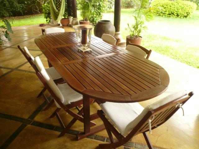 A Vendre : table ovale en bois + 6 chaises - 4 transats avec coussins - 2 chaises en aluminium