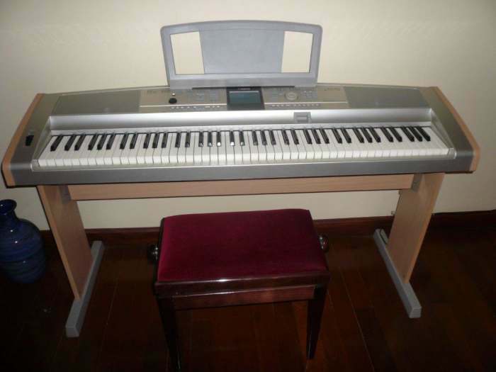 Piano portable YAMAHA DGX505 88 touches - et Tabouret velours